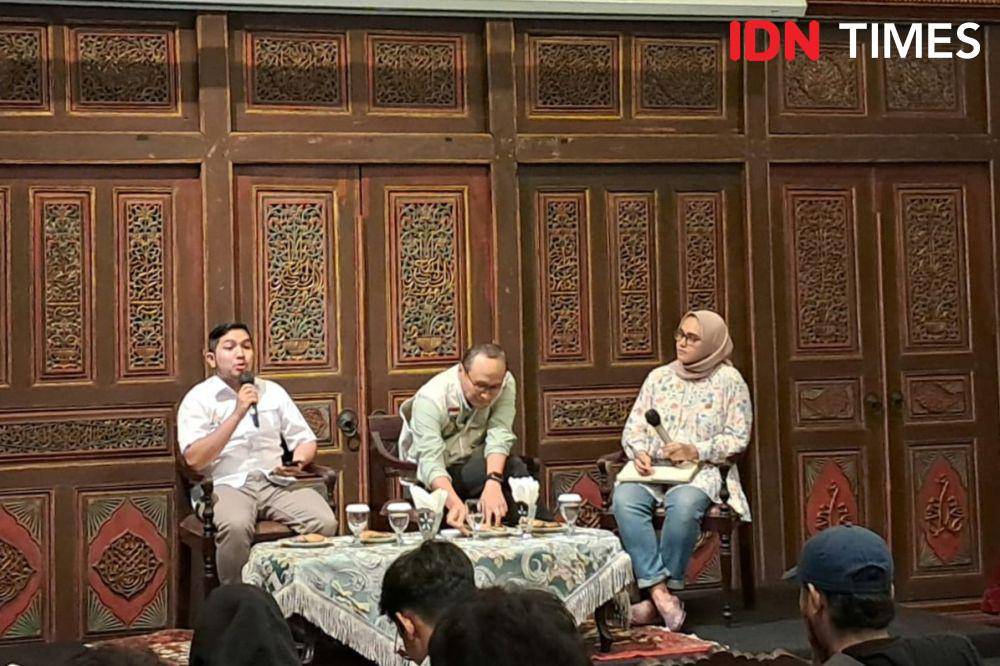 Juru Bicara Muda Tim Nasional Pemenangan Anies-Muhaimin (Timnas AMIN), Andi Wirapratama dalam diskusi bertajuk “Muda Menggugat” dan Peluncuran Deklarasi Ekonomi Hijau Greenpeace Indonesia, di Toeti Heraty Museum, Jakarta Pusat, Senin (5/2/2024). (IDN Times/Trio Hamdani)