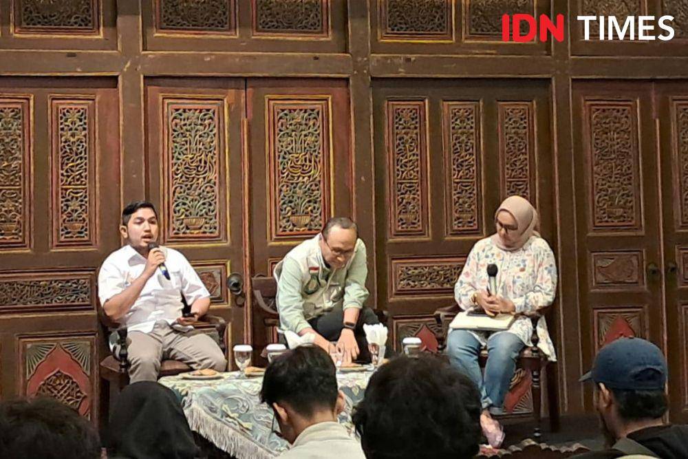 Juru Bicara Muda Tim Nasional Pemenangan Anies-Muhaimin (Timnas AMIN), Andi Wirapratama dalam diskusi bertajuk “Muda Menggugat” dan Peluncuran Deklarasi Ekonomi Hijau Greenpeace Indonesia, di Toeti Heraty Museum, Jakarta Pusat, Senin (5/2/2024). (IDN Times/Trio Hamdani)