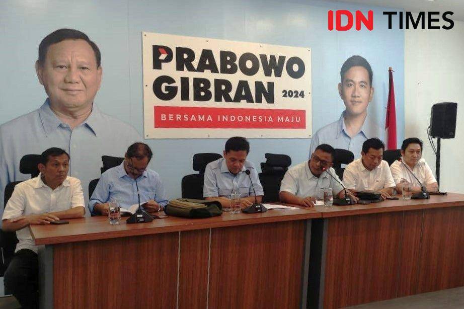 Wakil Ketua TKN Prabowo-Gibran, Habiburokhman saat memimpin konferensi pers Putusan DKPP yang memberikan sanksi jajaran KPU terkait pendaftaran Gibran sebagai cawapres di Media Center TKN, Jakarta (5/1/2024). (IDN Times/Yosafat Diva Bayu Wisesa)