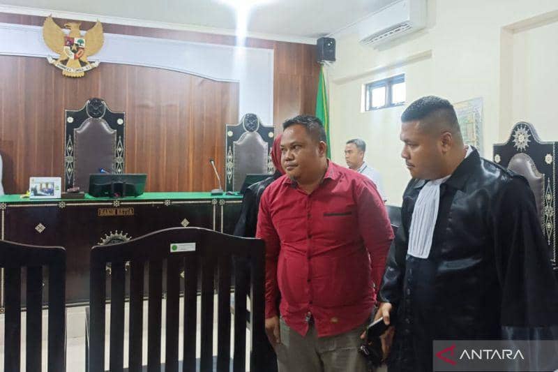 Kepala Desa Langko Mawardi usai mendengarkan putusan majelis hakim, (ANTARA/Dhimas B.P)