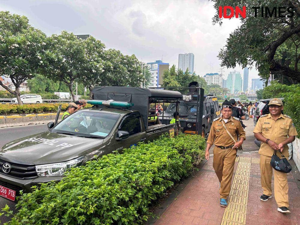 Dua APDESI melewati mobil Satpol PP usai Demo 6 Februari 2024 (IDN Times/Irsan Rufai)