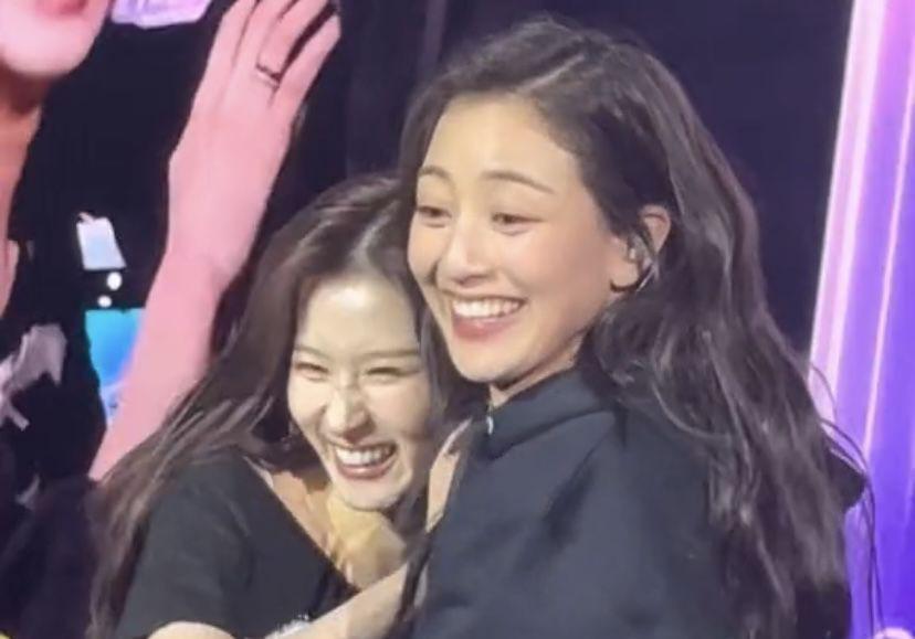 Heboh Video Jihyo dan Sana TWICE Disangka Ciuman, Cek Faktanya!