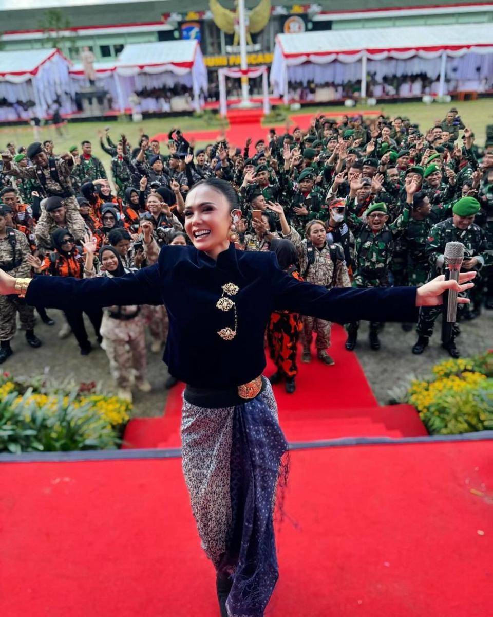 Gaya Artis Pakai Kebaya Janggan Hitam (instagram.com/yunishara36)