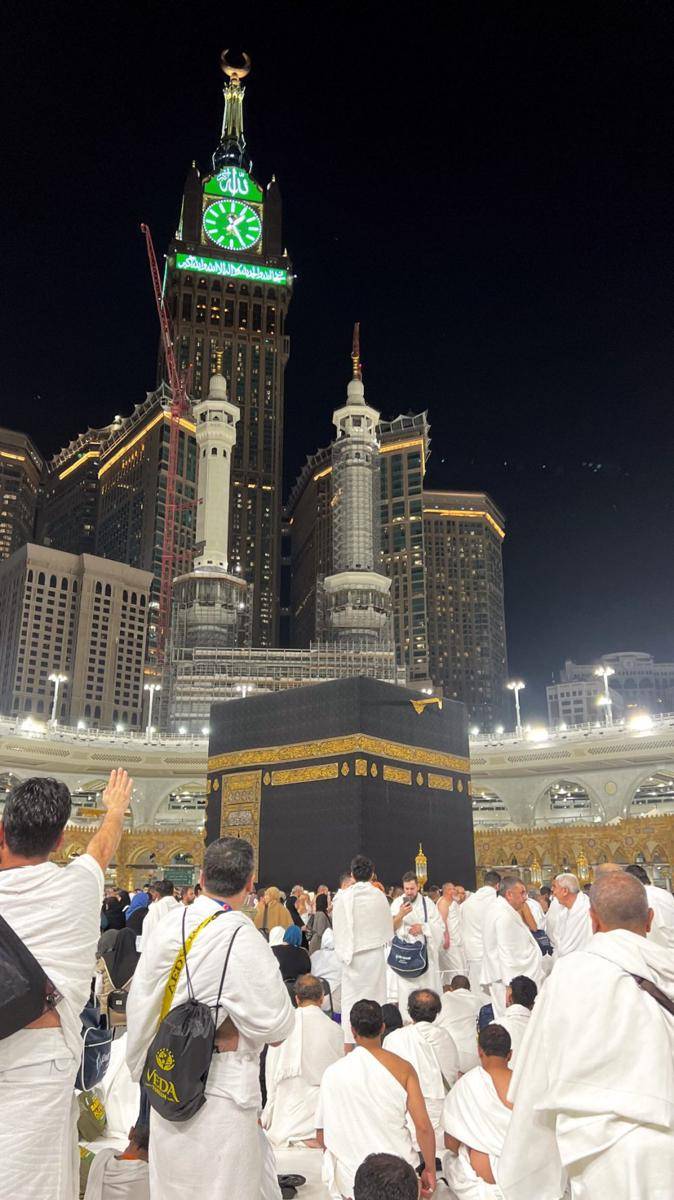 potret Prilly Latuconsina di depan Ka'bah (instagram.com/prillylatuconsina96)