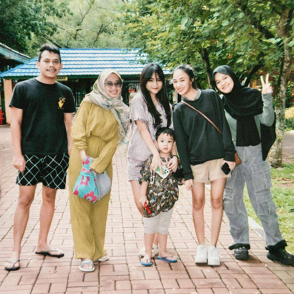 Potret Fuji Utami ajak Gala ke Kebun Binatang Ragunan (instagram.com/fuji_an)