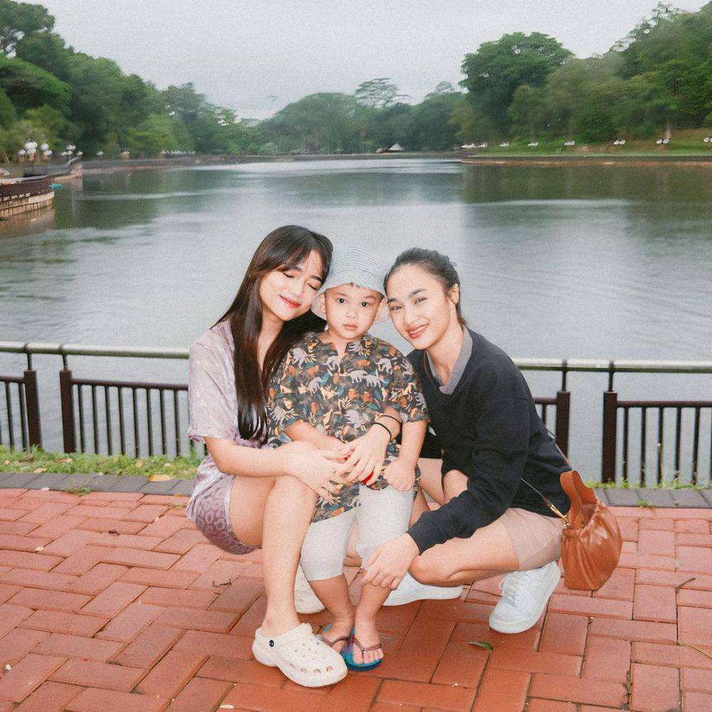 Potret Fuji Utami ajak Gala ke Kebun Binatang Ragunan (instagram.com/fuji_an)