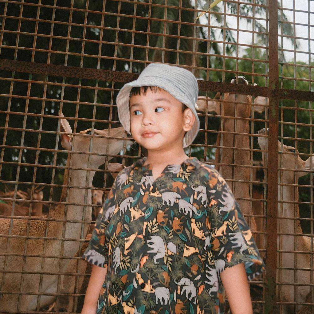 Potret Fuji Utami ajak Gala ke Kebun Binatang Ragunan (instagram.com/fuji_an)