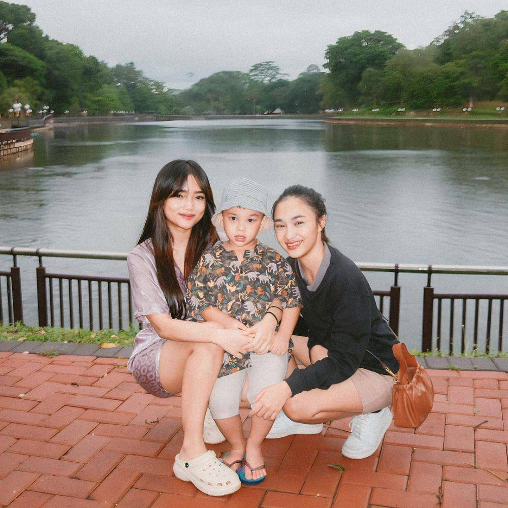Potret Fuji Utami ajak Gala ke Kebun Binatang Ragunan (instagram.com/fuji_an)