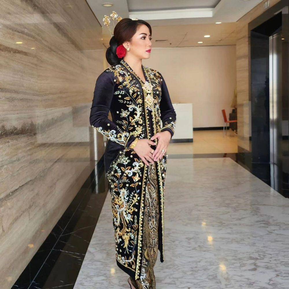 kebaya Anisha Dasuki (instagram.com/anishadasuki)