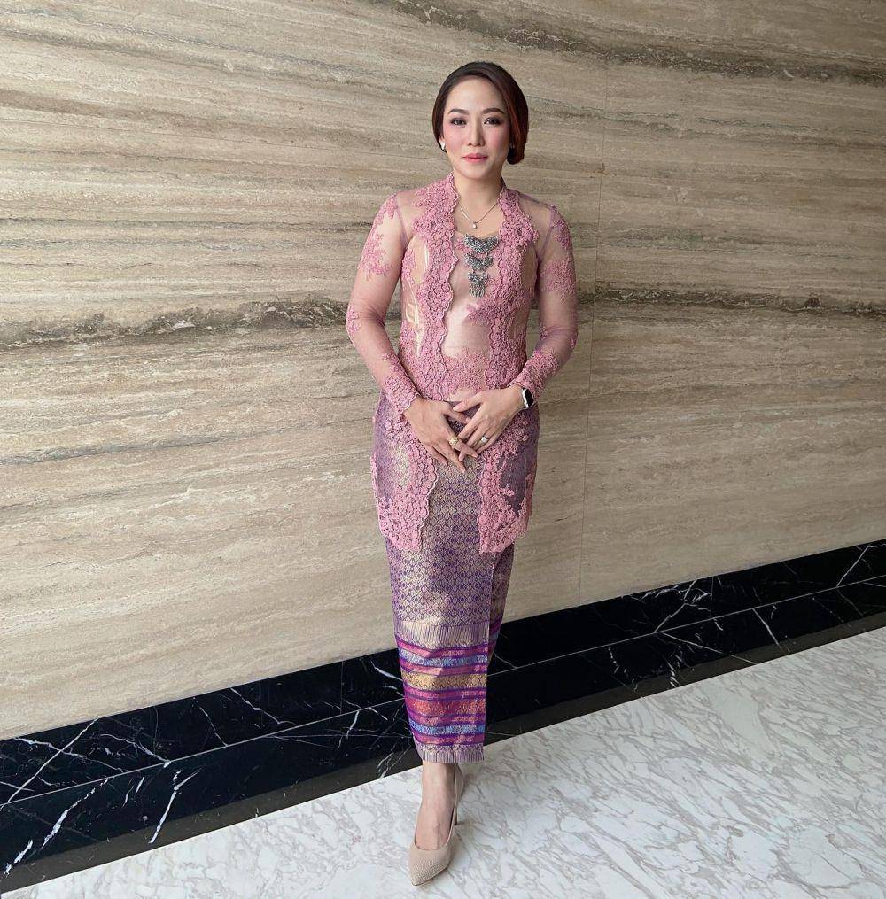 kebaya Anisha Dasuki (instagram.com/anishadasuki)