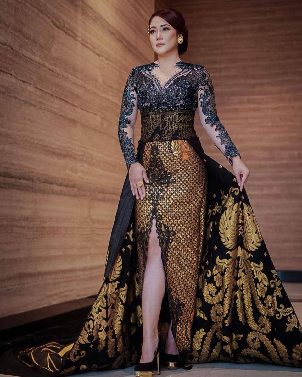 kebaya Anisha Dasuki (instagram.com/anishadasuki)