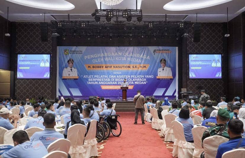 Wali Kota Medan Bobby Nasution beri bonus untuk atlet dan pelatih berprestasi (Dok. Diskominfo Medan)