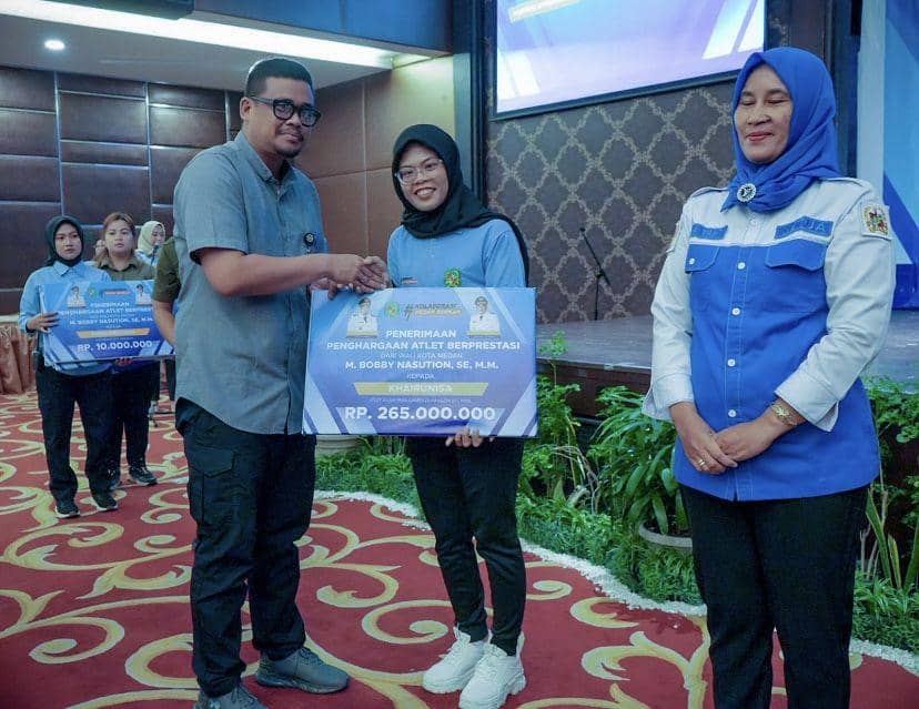 Wali Kota Medan Bobby Nasution beri bonus untuk atlet dan pelatih berprestasi (Dok. Diskominfo Medan)