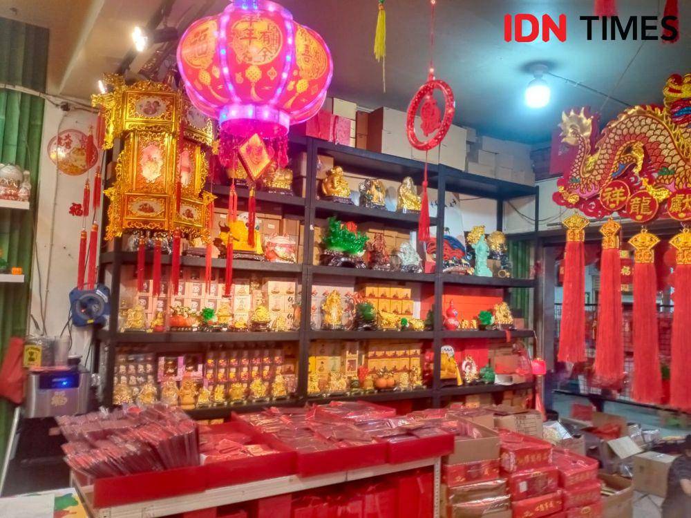 Toko Metson Jual pernak pernik Imlek di Glodok (IDN Times/Shiva Clarancia)