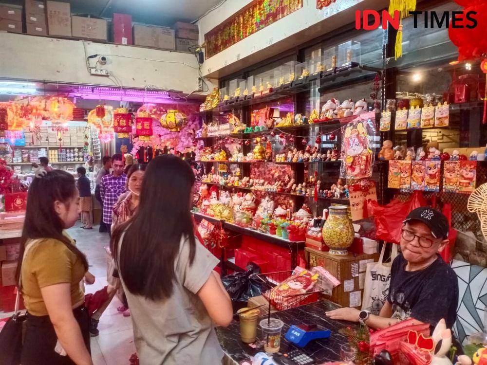 Pernak pernik imlek - Toko Metson, Glodok, Jakarta Barat. (IDN Times/Shiva Clarancia)