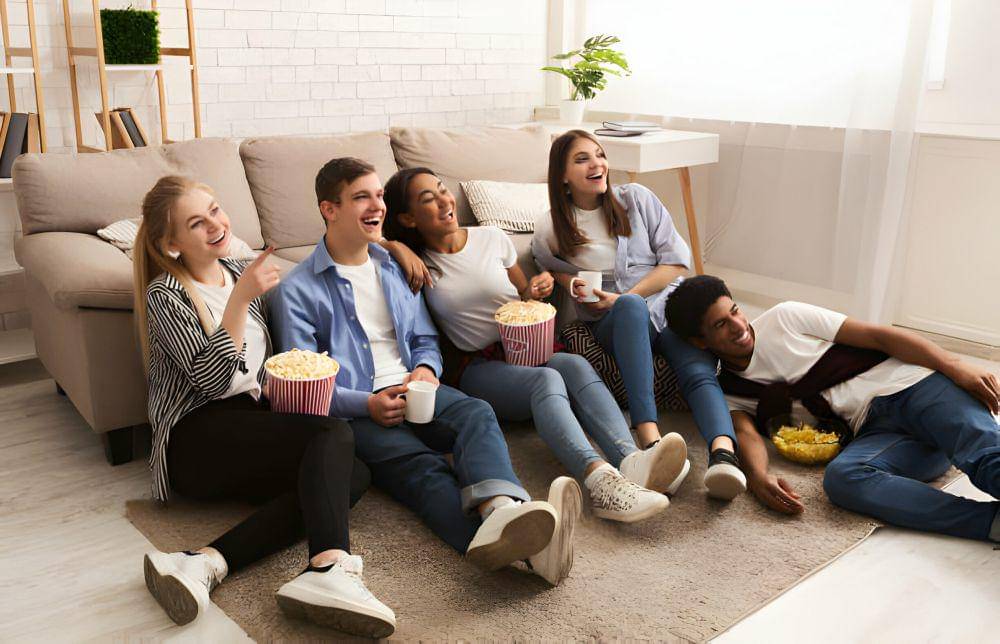 ilustrasi movie marathon bersama teman (istockphoto.com/Prostock-Studio)