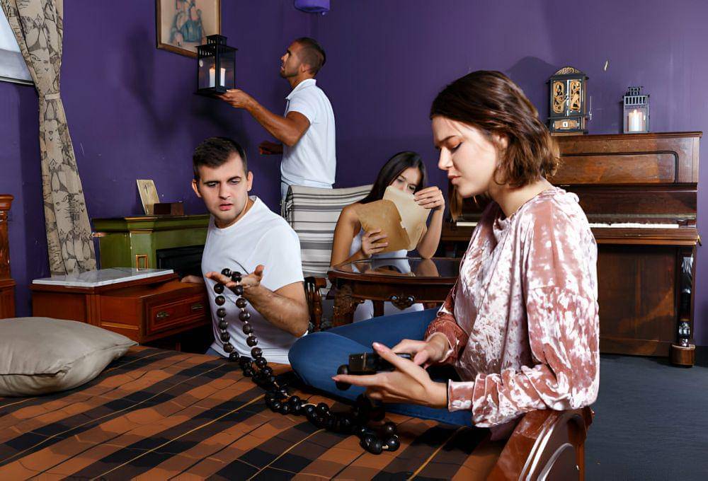 ilustrasi escape room bersama teman (istockphoto.com/JackF)