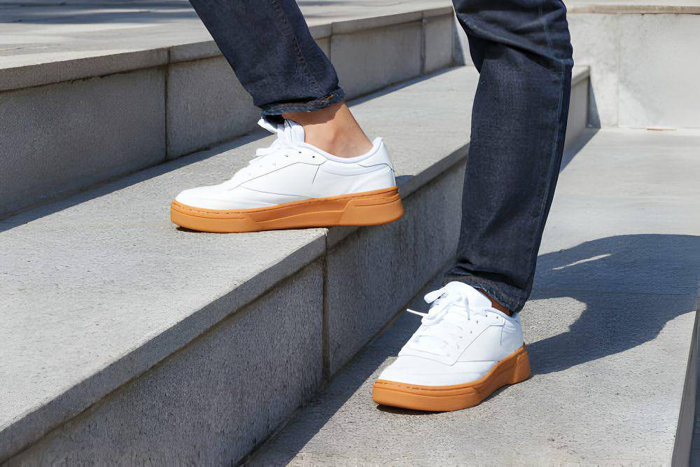 ilustrasi sepatu dengan sol tebal (istockphoto.com/Tatiana)