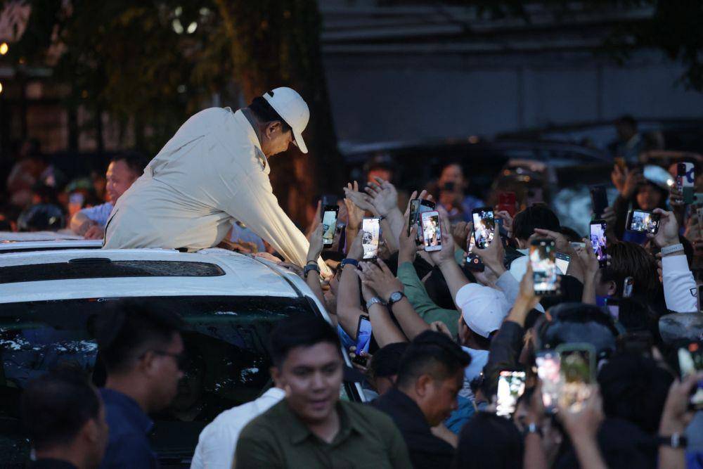 Calon presiden nomor urut 2, Prabowo Subianto, menyapa sebanyak sekitar 80 ribu masyarakat Sulawesi Utara (Sulut) di Lapangan KONI Sario, Manado, Senin (5/2). (dok. TKN Prabowo-Gibran)