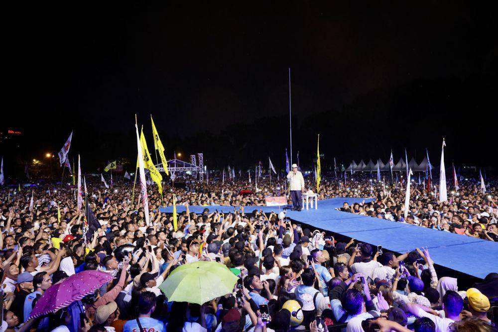 Calon presiden nomor urut 2, Prabowo Subianto, menyapa sebanyak sekitar 80 ribu masyarakat Sulawesi Utara (Sulut) di Lapangan KONI Sario, Manado, Senin (5/2). (dok. TKN Prabowo-Gibran)