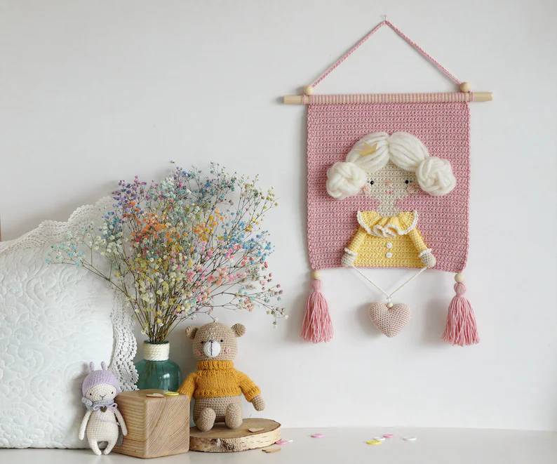 dekorasi dinding dengan rajutan (etsy.com)