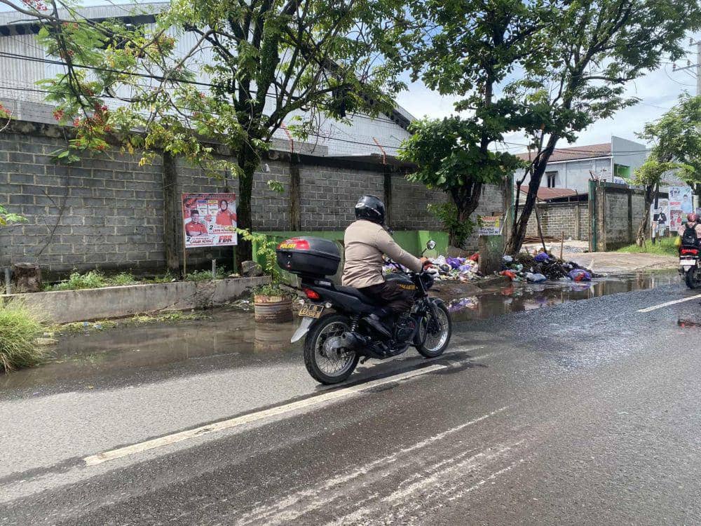 Sampah dan genangan air bercampur di Jalan PM Noor, Banjarmasin Barat.