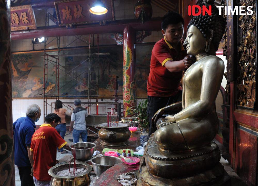 Menilik Ritual Cuci Patung Antar Dewa di Kelenteng Tertua Palembang