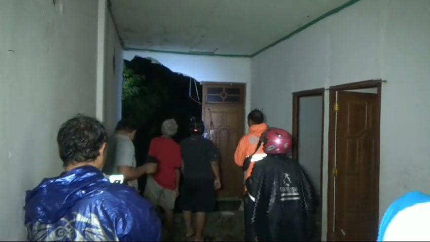 Tembok rumah warga di kelurahan Ketangi roboh diterjang banjir. IDN Times/ Istimewa