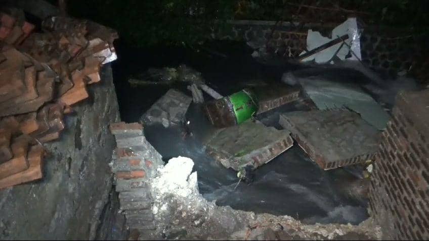 Tembok rumah warga di kelurahan Ketangi roboh diterang banjir. IDN Times/ Istimewa