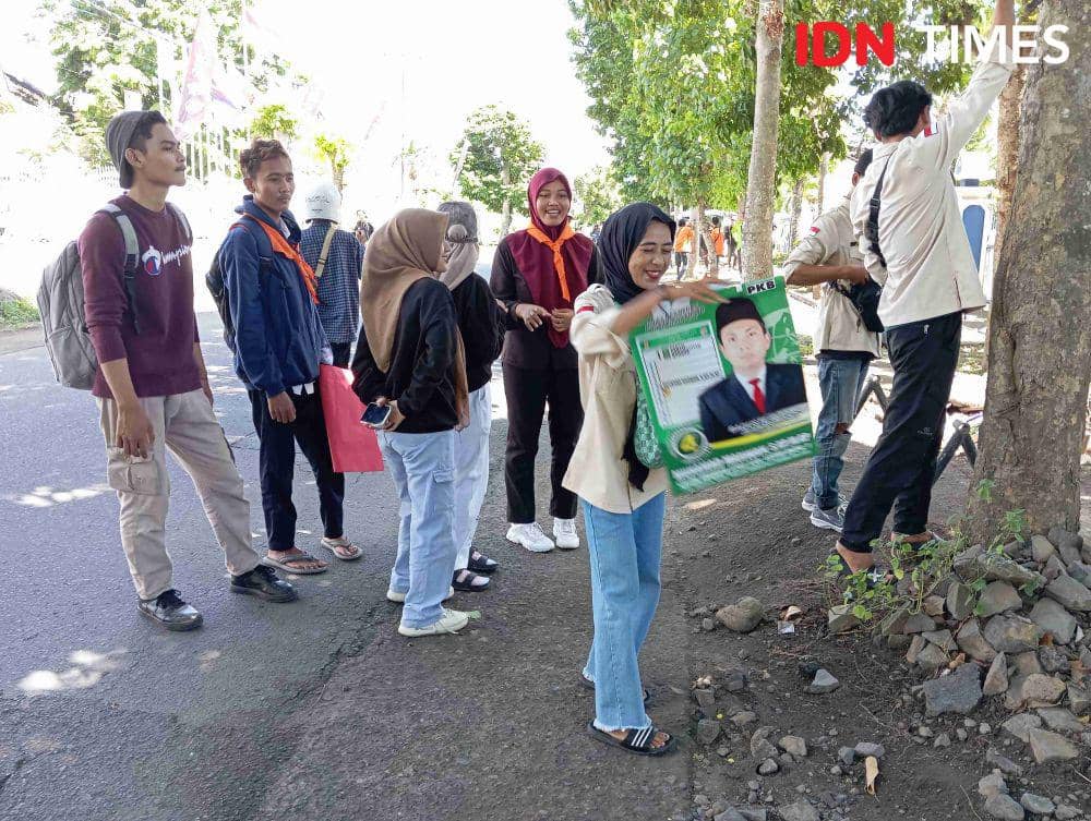 Massa aksi melipat APK Caleg yang telah di lepas (IDN Times/Ruhaili)