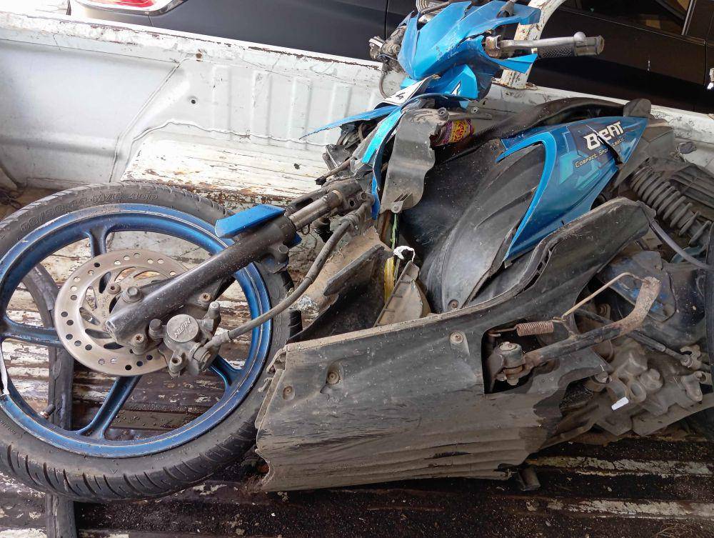 Sepeda motor pelajar yang digunakan bonceng tiga ringsek tida berbentuk (IDN Times /Ruhaili)