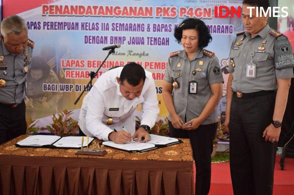 Kepala BNNP Jateng Brigjen Pol Agus Rohmad menandatangani perjanjian kerjasama peningkatan perlindungan narapidana anak di Lapas Bulu Semarang. (IDN Times/Fariz Fardianto)