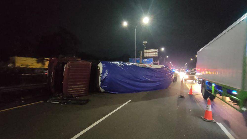 Kecelakaan truk tangki Pertamina di Tol Jagorawi, Selasa (6/2/2024). (Dok. Jasa Marga)