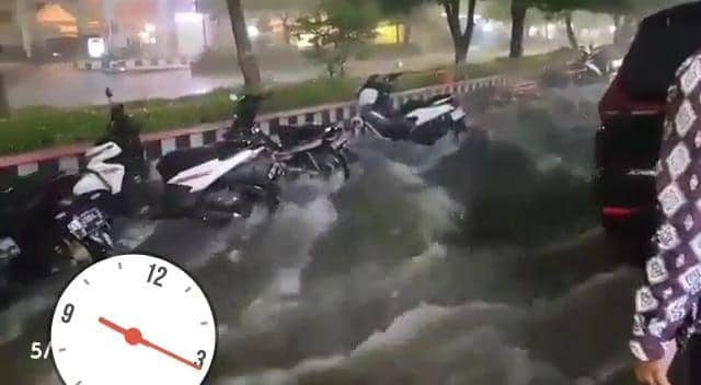 Banjir Terjang Ngawi, Teras Rumah Sakit Roboh