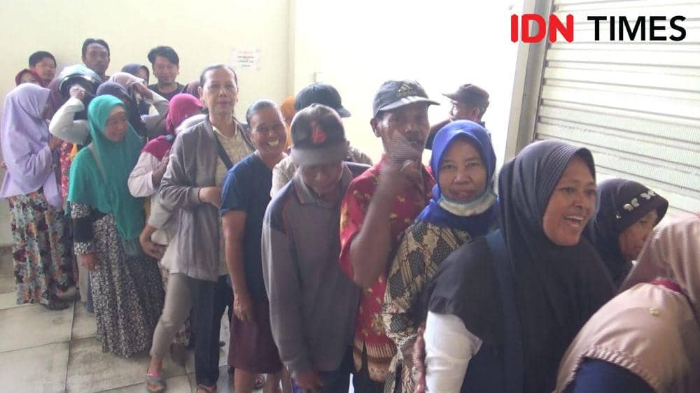 Antrian beras oleh warga di depan kios pada pasar besar Ngawi. IDN Times/ Riyanto