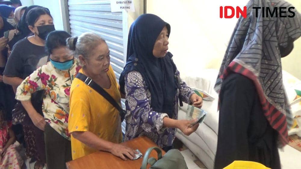 Antrian beras oleh warga di depan kios pada pasar besar Ngawi. IDN Times/ Riyanto