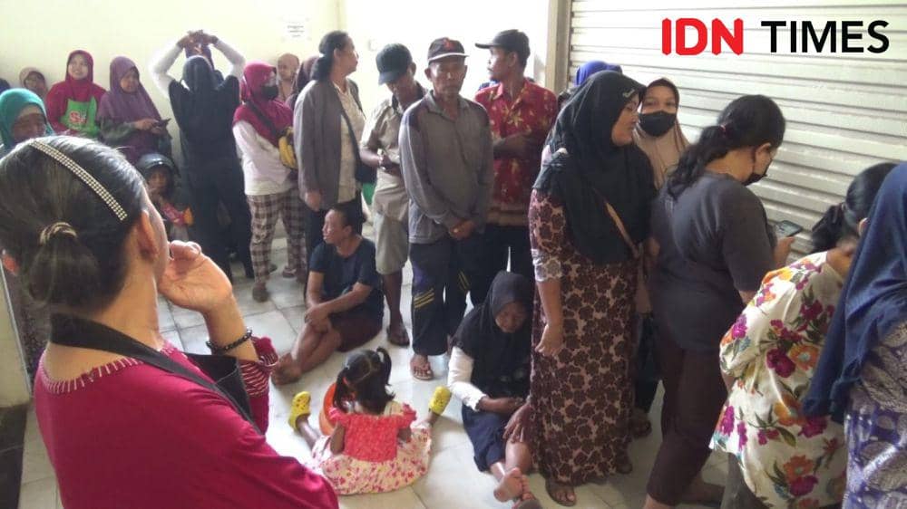 Antrian beras oleh warga di depan kios pada pasar besar Ngawi. IDN Times/ Riyanto