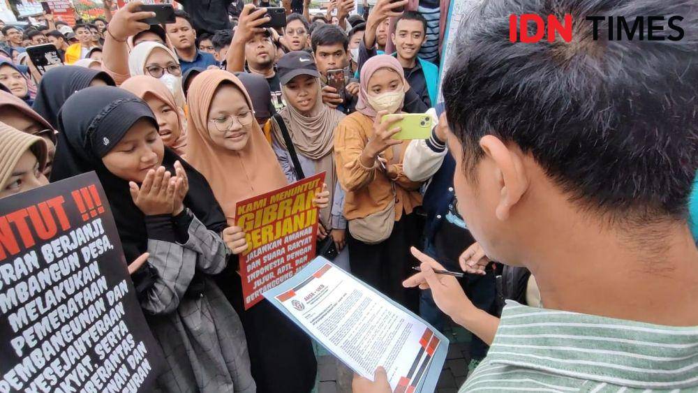 Demo mahasiswa tuntut janji Gibran di Balaikota Solo, Selasa (6/2/2024). (IDN Times/Larasati Rey)