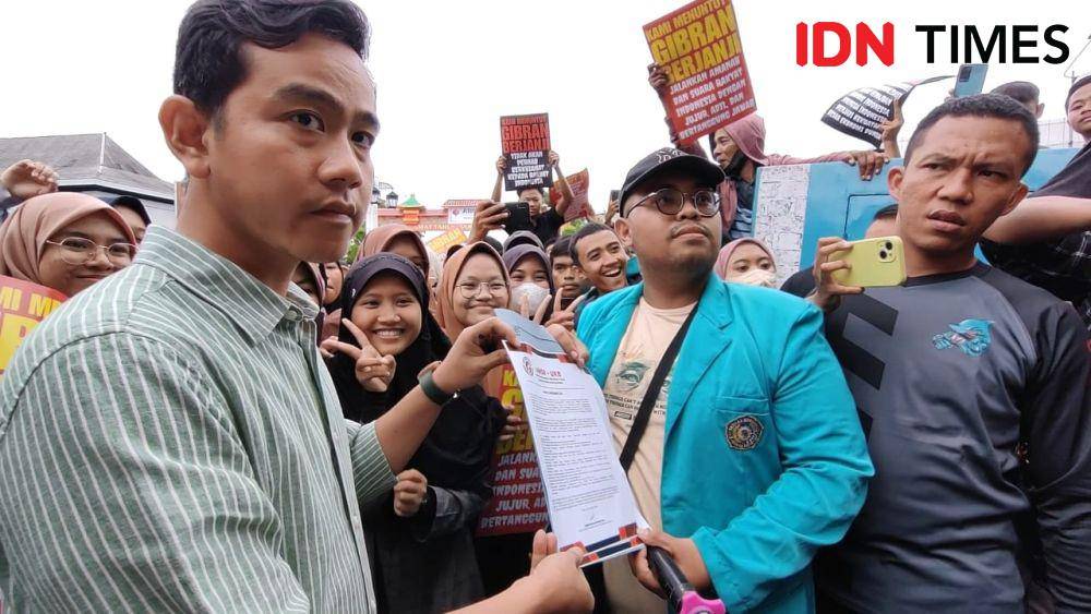 Gibran Rakabuming temui pedemo di Balaikota Solo, Selasa (6/2/2024). (IDN Times/Larasati Rey)