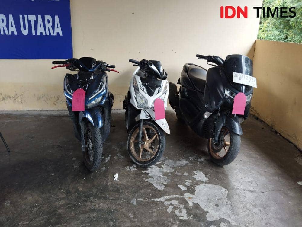 Para pelaku yang berhasil diamankan polisi dan barang bukti di ranmor di Binjai (IDN Times/ Bambang Suhandoko)
