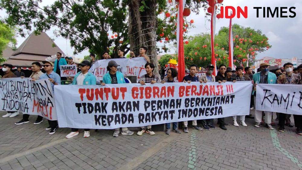 Demo mahasiswa tuntut janji Gibran di Balaikota Solo, Selasa (6/2/2024). (IDN Times/Larasati Rey)