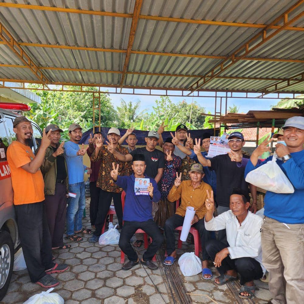 Kades di Serang Pose 2 Jari Sambil Pegang Stiker Prabowo-Gibran