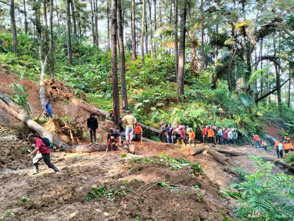Akses jalan masuk Dusun Garawangi Desa Cijati Cilacap juga tertimbun longsor sehingga membuat tim SAR gabungan harus jalan kaki. (IDN Times/Dok Humas Basarnas Cilacap)