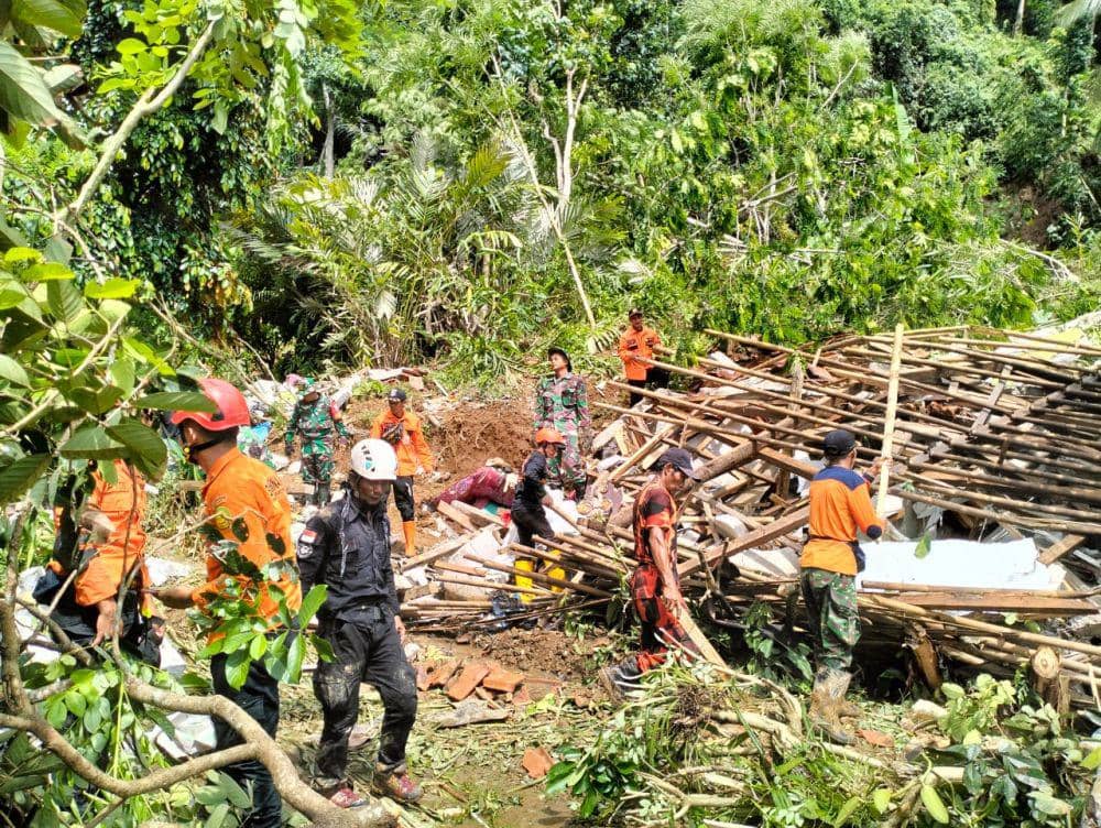 Satu persatu kayu blandar atap rumah dipreteli sebelum mengevakuasi Mbah Casih yang tertimpa longsor. (IDN Times/Dok Humas Basarnas Cilacap)