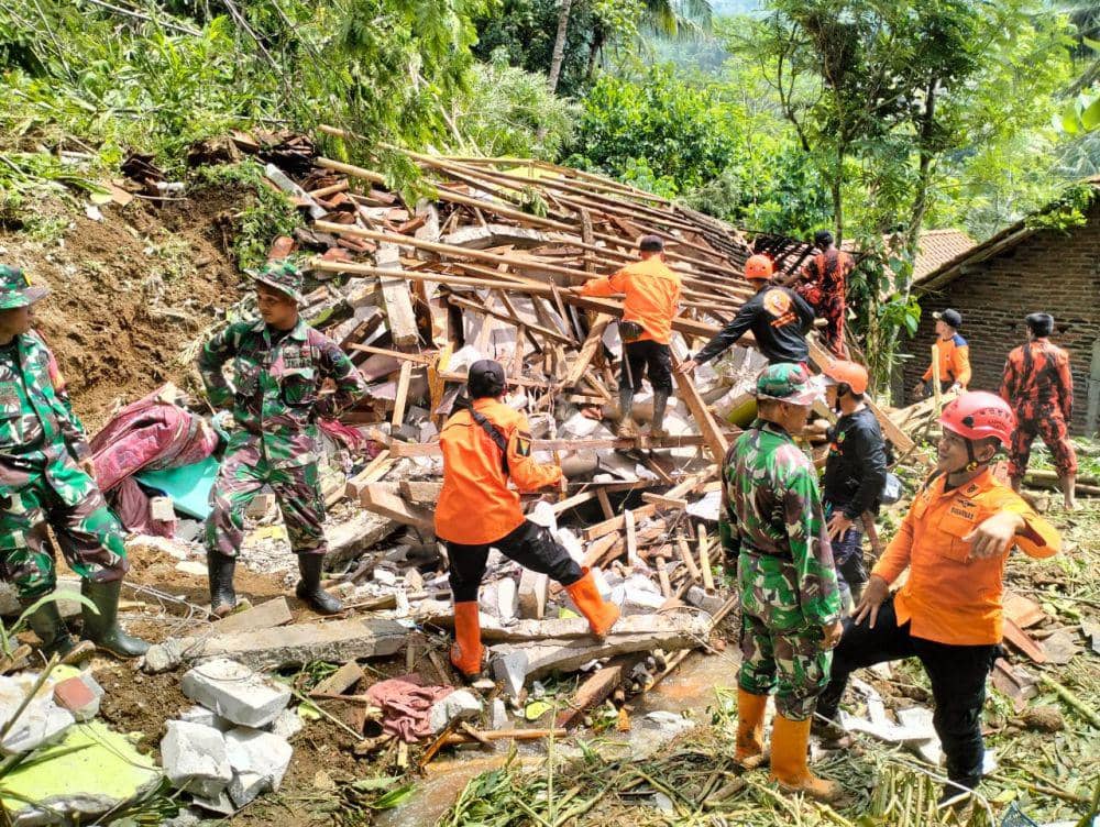Mbah Casih Tewas Tertimbun Longsor, Satu Rumah di Cilacap Rusak
