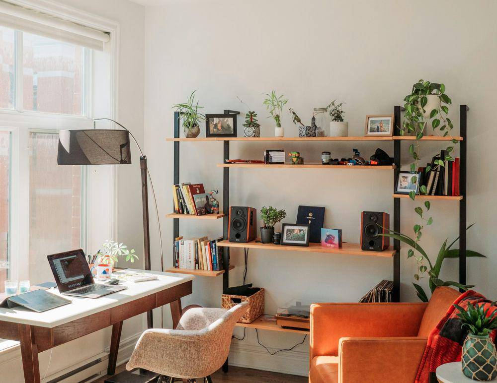 desain ruang kerja yang space saving (unsplash.com/Michael Descharles)