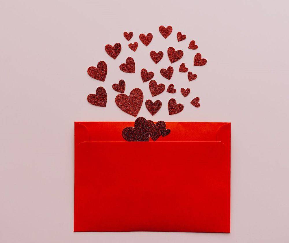 ilustrasi hiasan dinding love dari kertas (pexels.com/alleksana)