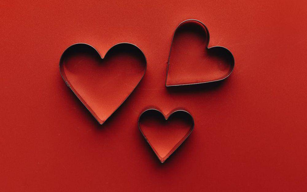 ilustrasi cetakan kue berbentuk love sebagai hiasan dinding (pexels.com/alleksana)