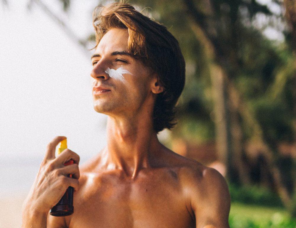 5 Rekomendasi  Hybrid Sunscreen Minim White Cast, Aman di Wajah Cowok