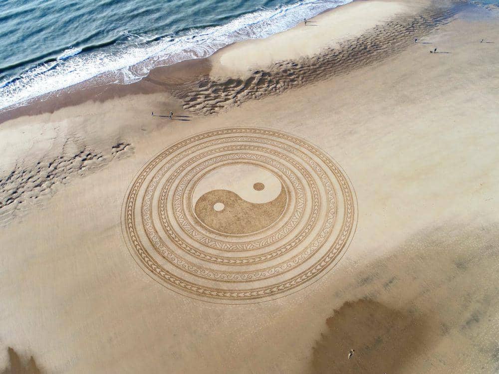 ilustrasi yin and yang (pexels.com/photo/Jben Beach Art)